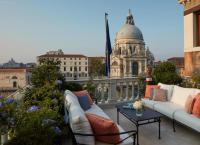 Hotel the St. Regis – Venezia. Permanent set-up of works inside rooms and suites.